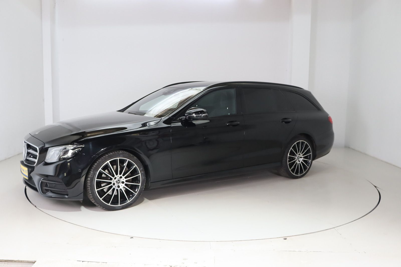 Fahrzeugabbildung Mercedes-Benz E 200 T 4Matic * Schiebedach * Navi * AMG line