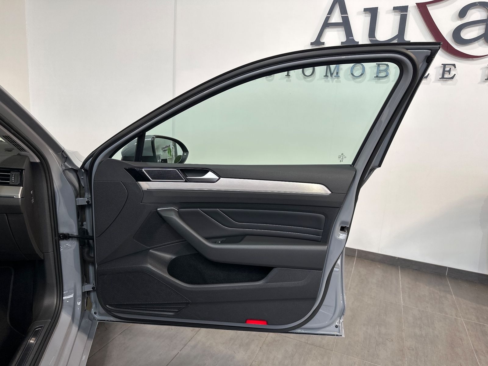 Fahrzeugabbildung Volkswagen Passat Variant 2.0 TDI DSG Elegance NAV+LED+PANO