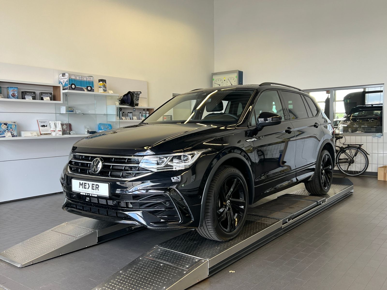 Fahrzeugabbildung Volkswagen Tiguan Allspace R-Line 2.0 TDI DSG 4MOTION *AHK,