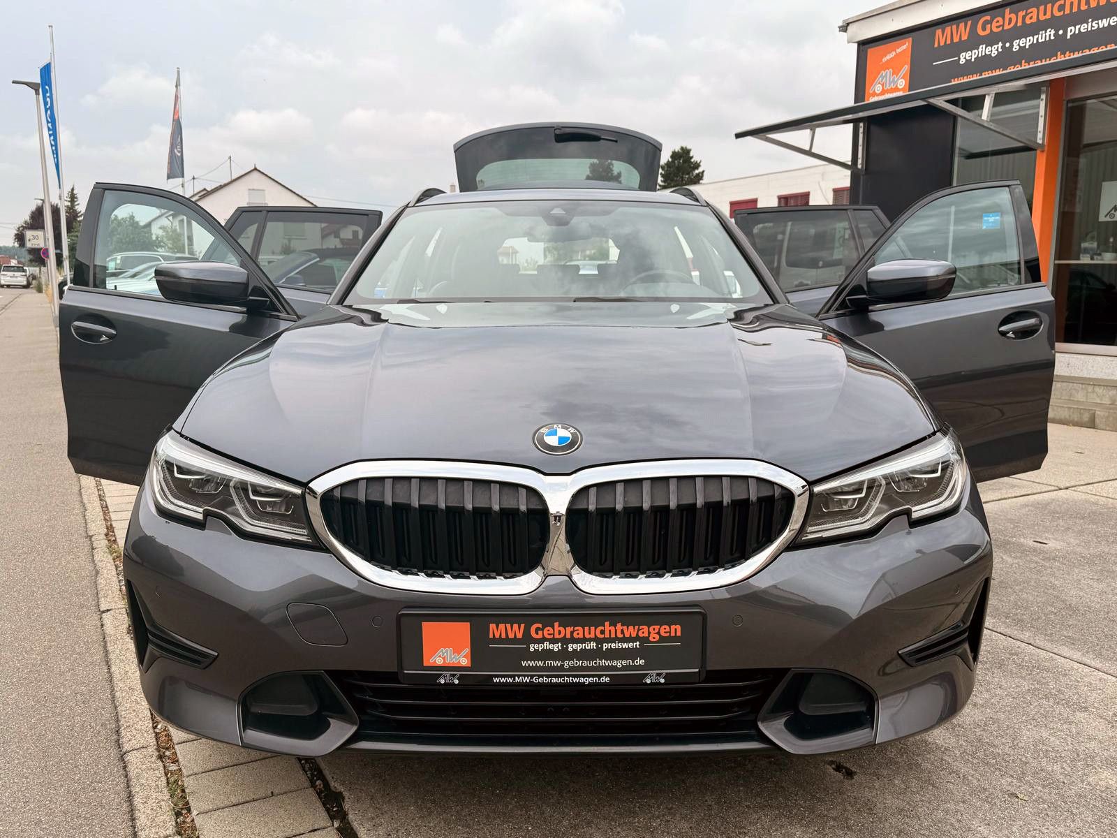 Fahrzeugabbildung BMW 320i Touring Sport-Line Steptr. LED KAM AHK NAV