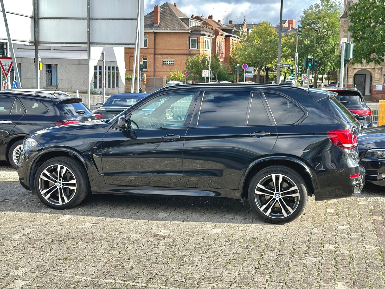 Fahrzeugabbildung BMW X5 M50 M SPORTPAKET*PANO+AHK*