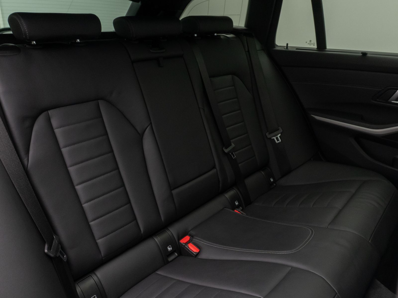 Fahrzeugabbildung BMW 330e Panorama Kamera HUD DAB HiFi AHK Sport Lede