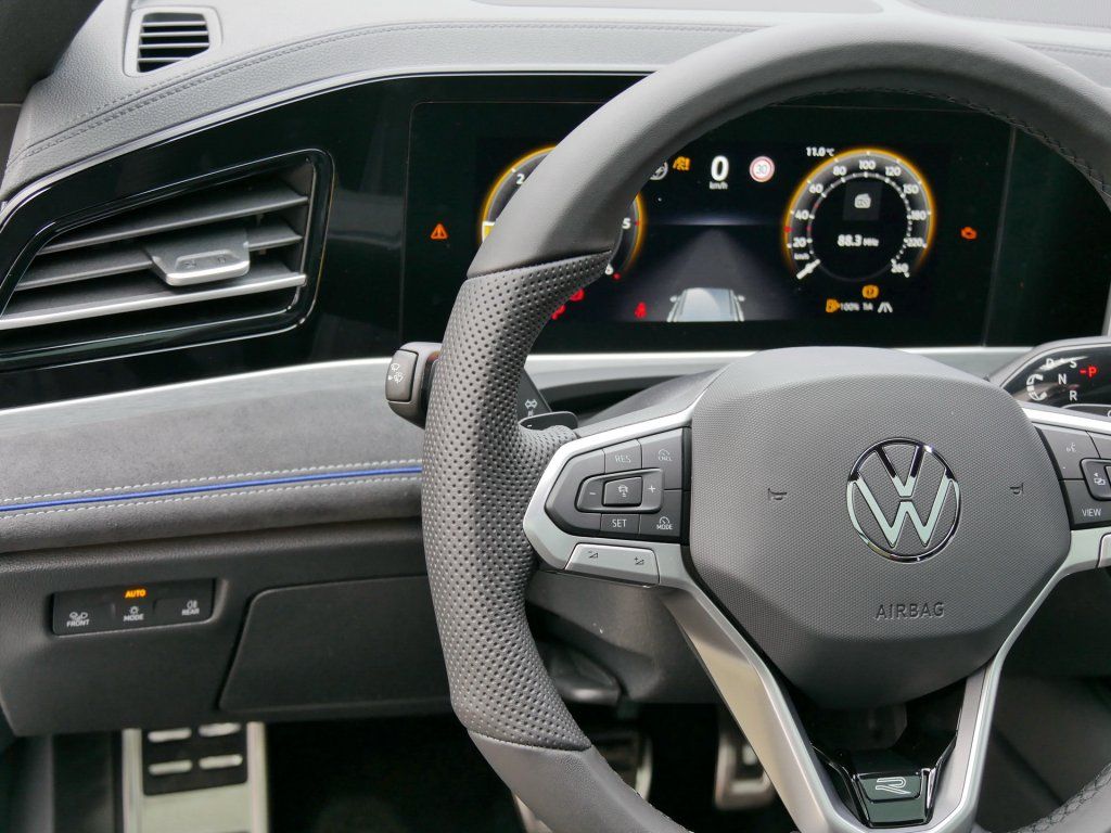 Fahrzeugabbildung Volkswagen Passat Variant R-Line 2.0  TDI DSG AHK Pano