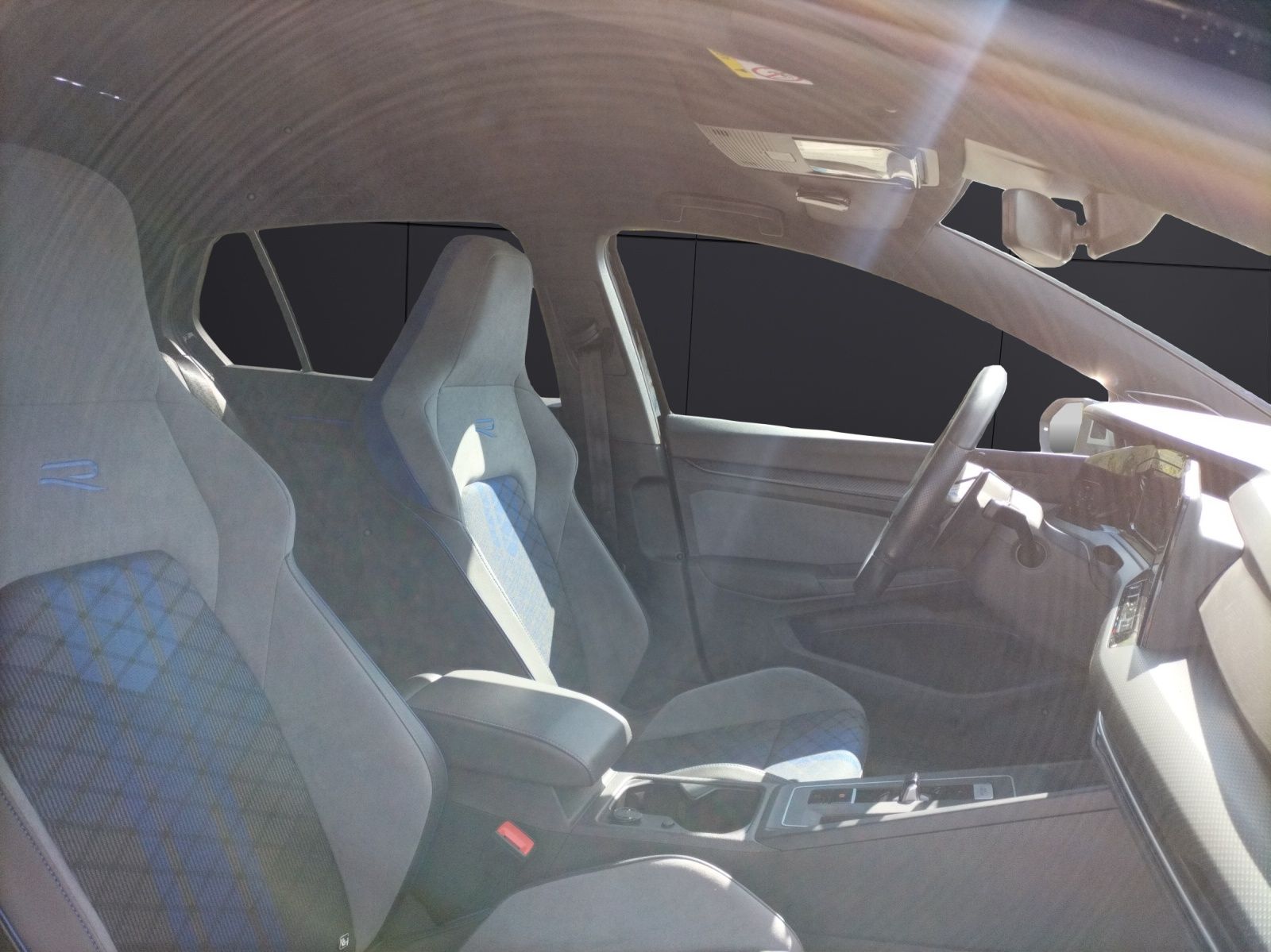 Fahrzeugabbildung Volkswagen Golf VIII R 4M  DSG Matrix Navi Harman AID ACC R