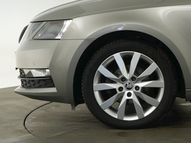 Octavia COMBI AMBITION TDI+NAVI+SITZHEIZUNG+PARK