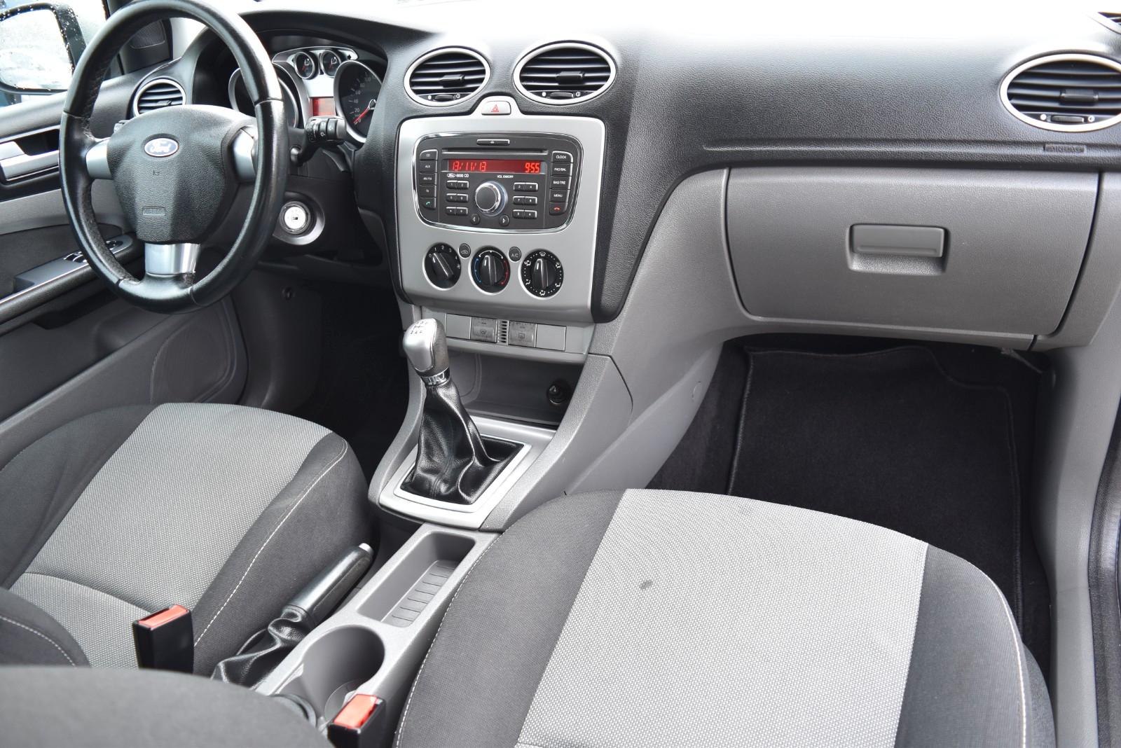 Ford Focus 2010 — photo 13