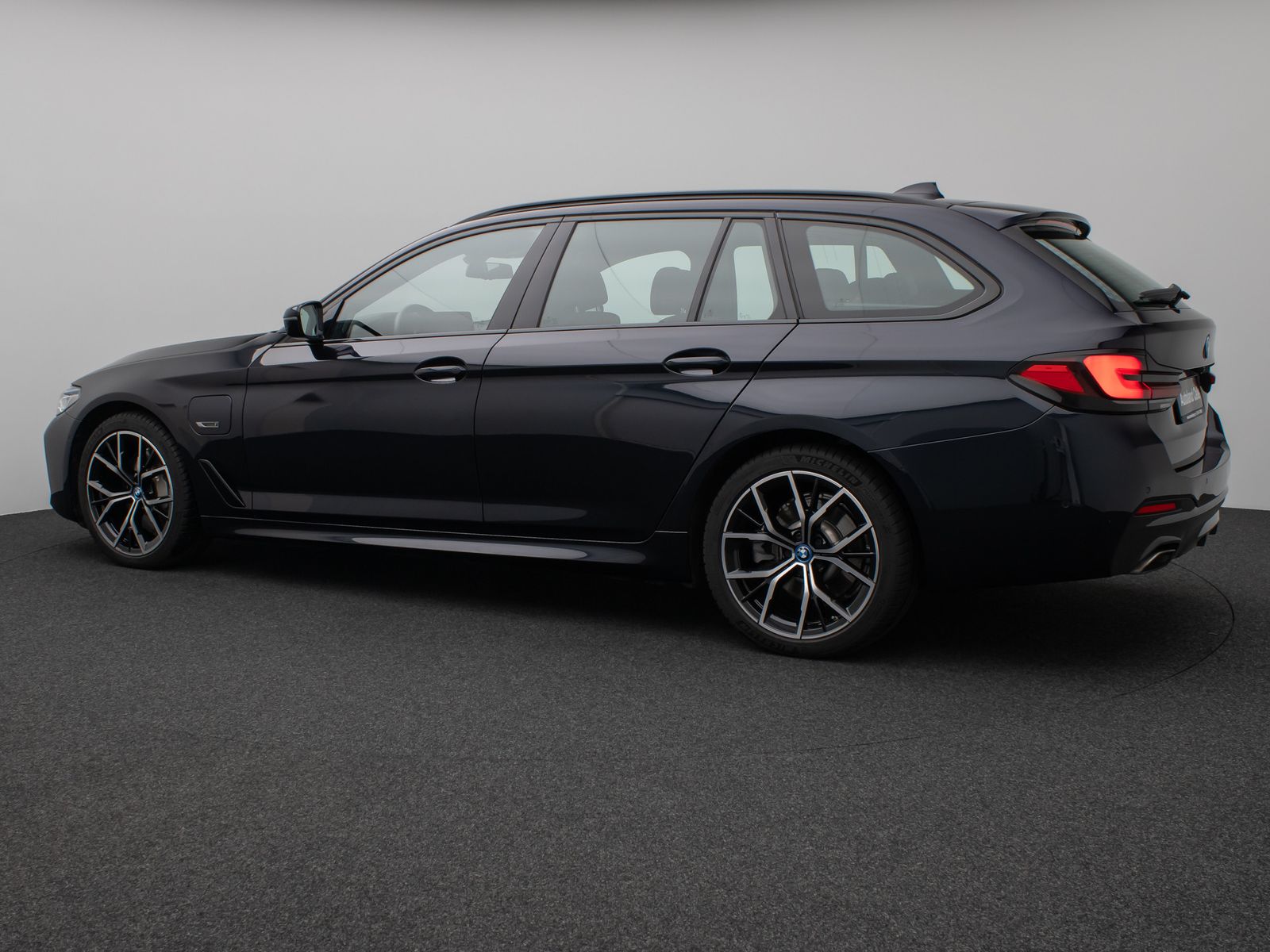 Fahrzeugabbildung BMW 530e xD M Sport Individual Panorama HUD H/K Voll