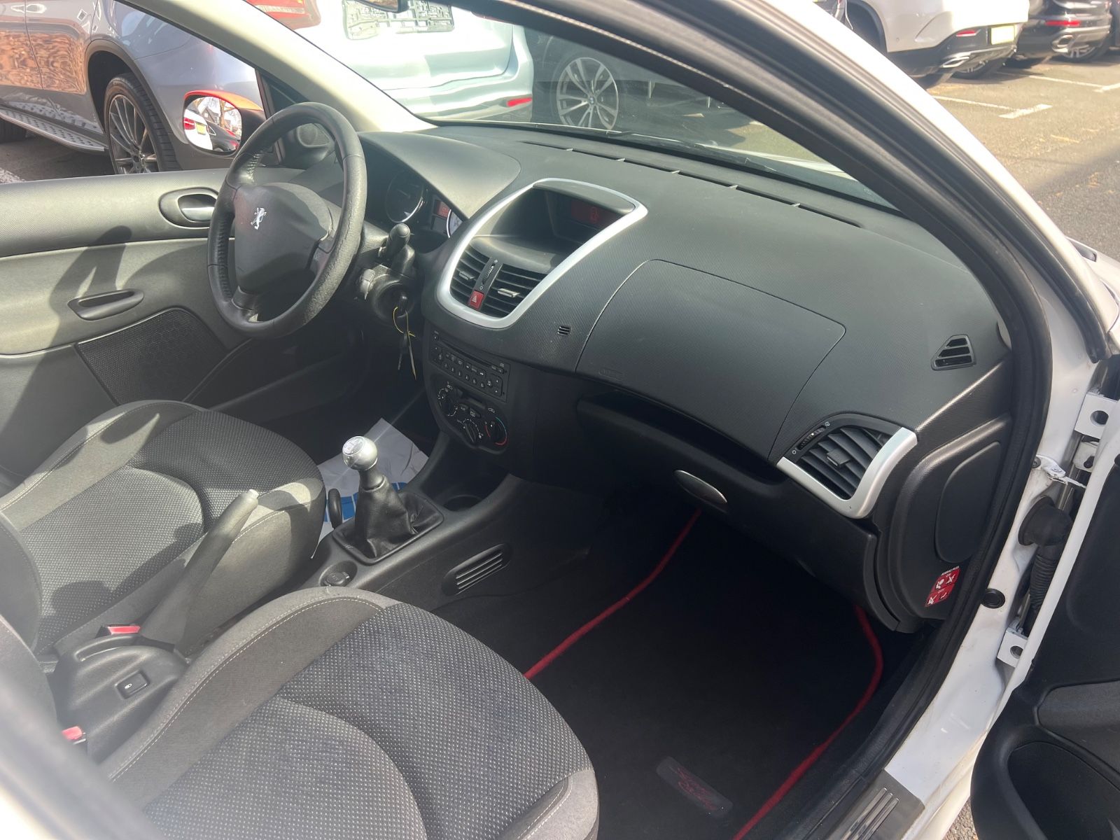 Fahrzeugabbildung Peugeot 206 + Sport Racing Edition*TÜV/ÖL NEU*