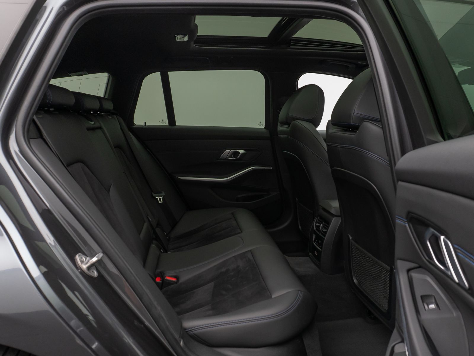 Fahrzeugabbildung BMW 330i M Sport Panorama Kamera DAB HiFi Komfort