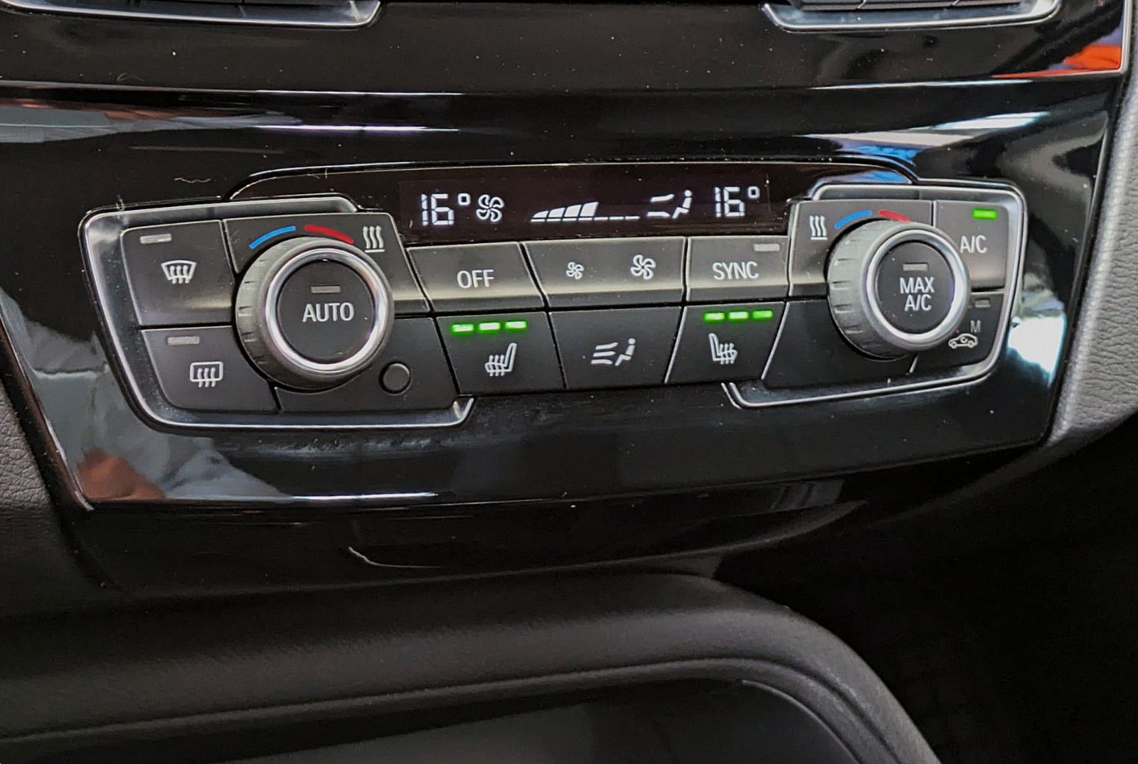Fahrzeugabbildung BMW X1 18i LCI NAVI SHZ AHK PDC KLIMAAUT 8xALU