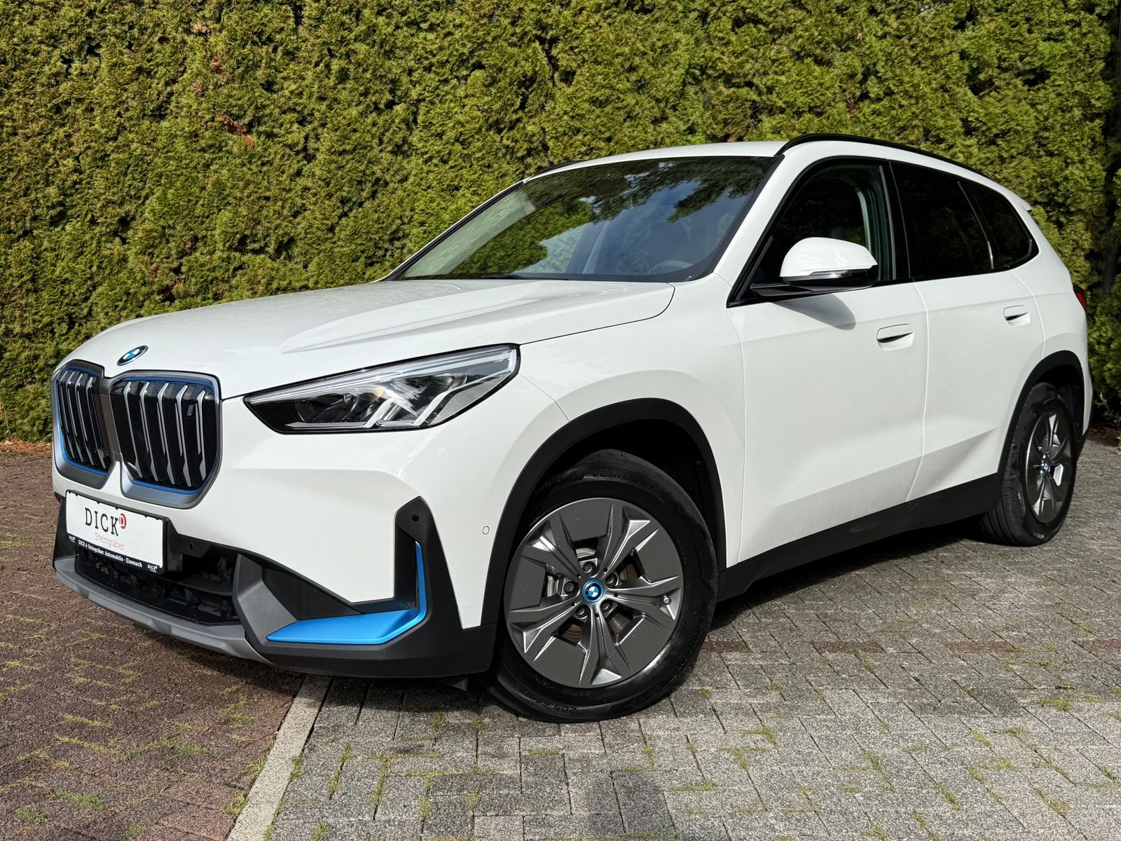 Fahrzeugabbildung BMW iX1 30 xDrive 64 kWh SHADOW+LIFE+SHZ+KAM+LEDER+M