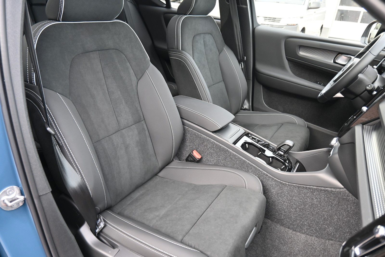 Fahrzeugabbildung Volvo XC40 B4 Black Ultra Dark*FSHZG*PANO*360°*ACC*AHK