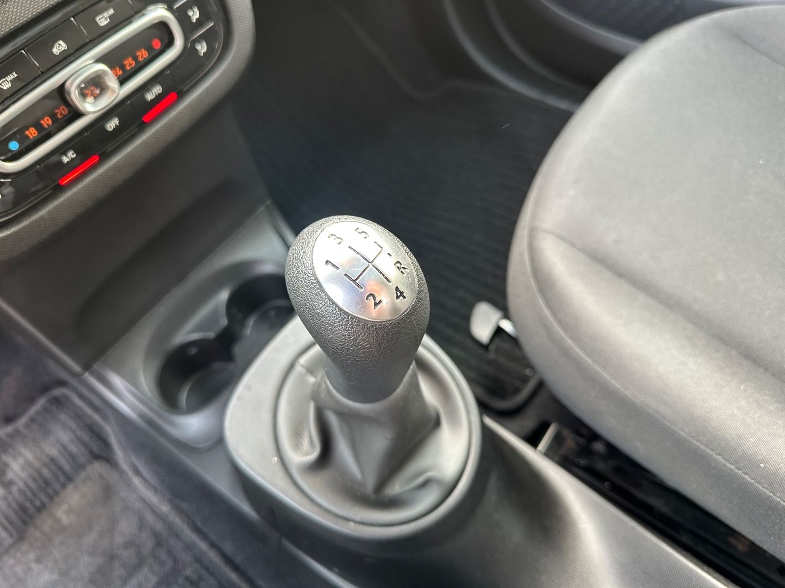 Fahrzeugabbildung Smart ForTwo coupe Pano/SHZG/GJR/Audio/hazelbrown