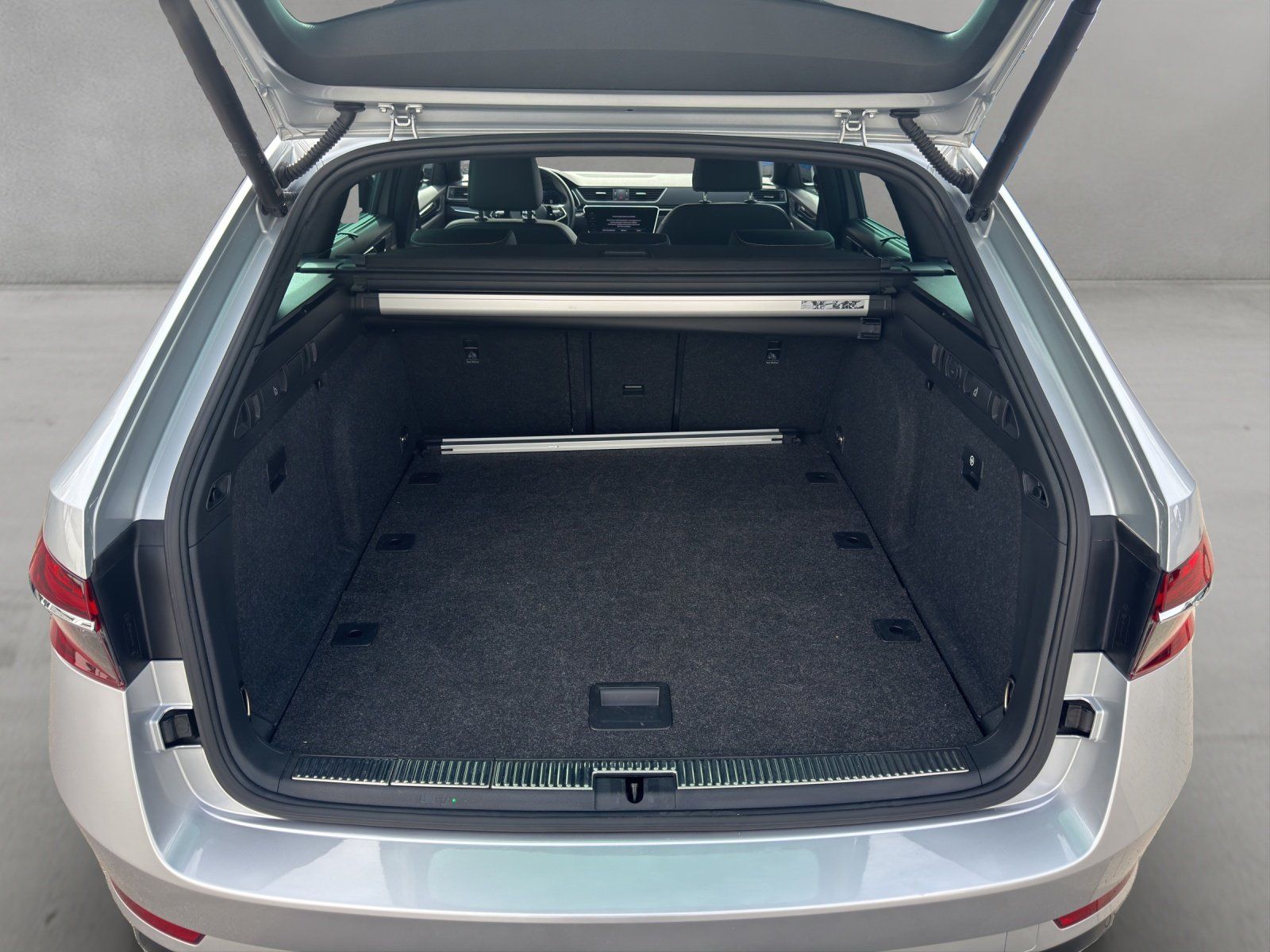 Fahrzeugabbildung SKODA Superb Combi 2.0 TDI L&K 4x4/AHK/ACC/ST-HZG/