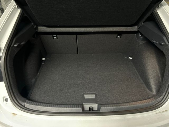 Fahrzeugabbildung Volkswagen Taigo 1,5 TSI R-LINE NAVI IQ DRIVE KAMERA DCP LE