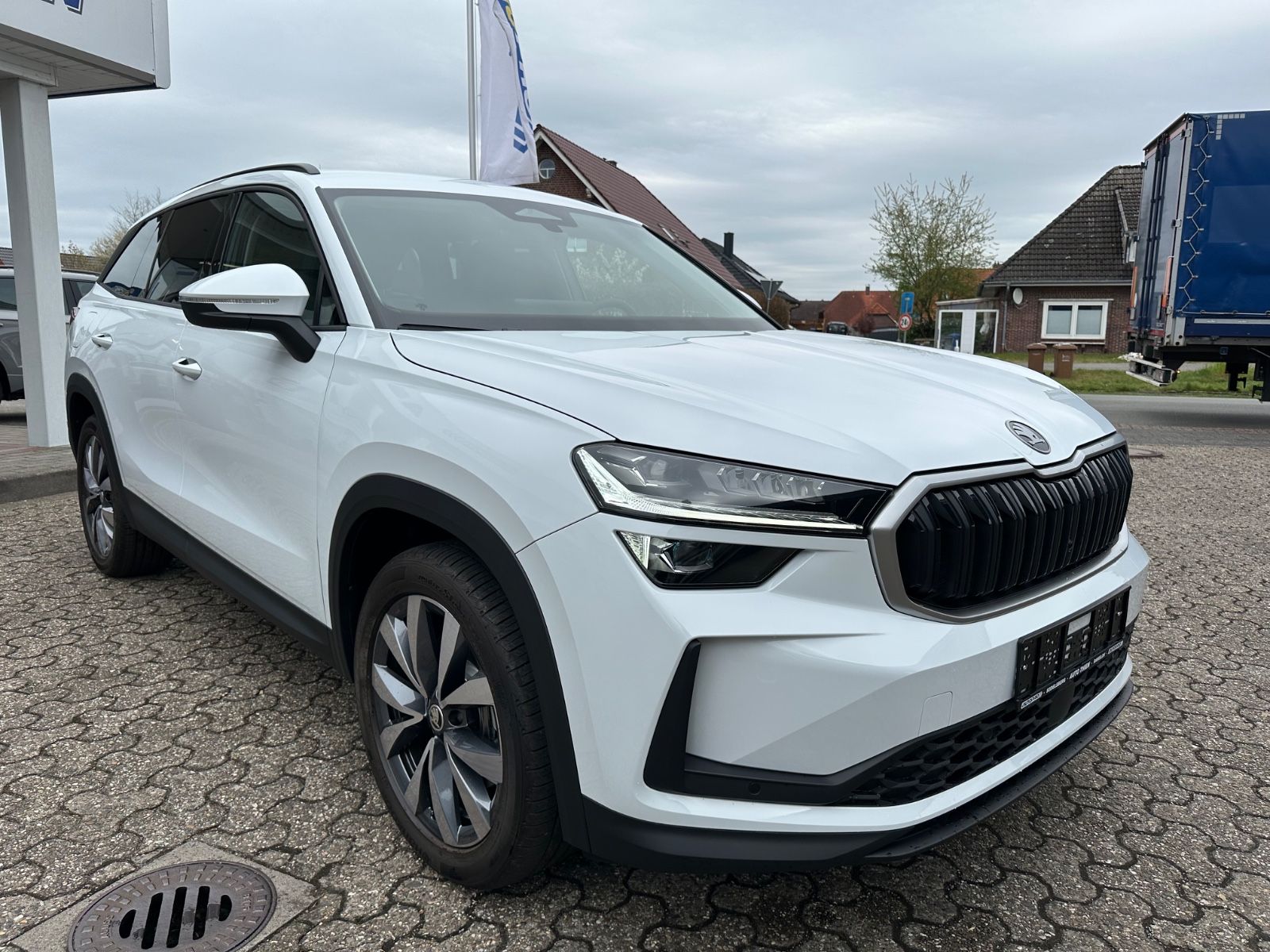 Fahrzeugabbildung SKODA Kodiaq 1.5 TSI Selection DSG Navi/ACC/Matrix/19"