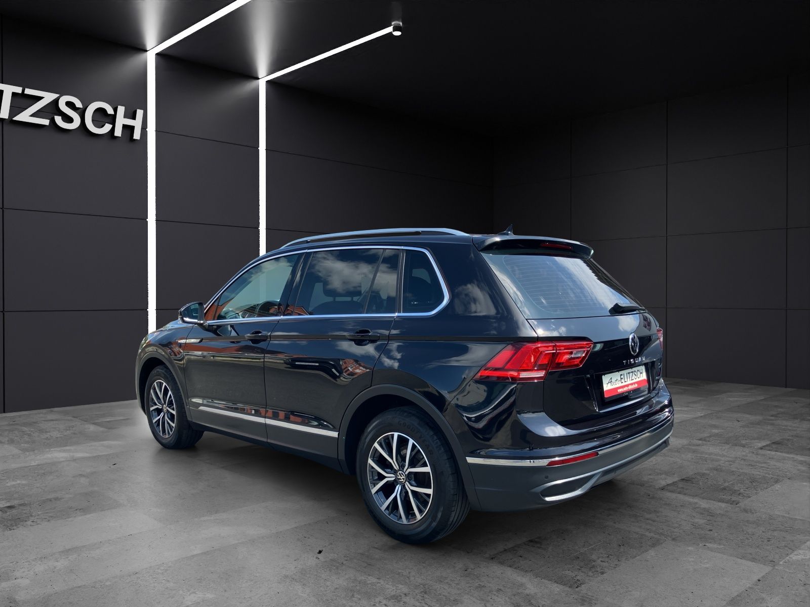 Fahrzeugabbildung Volkswagen Tiguan TSI Life Matrix AHK ACC PDC  SH LM