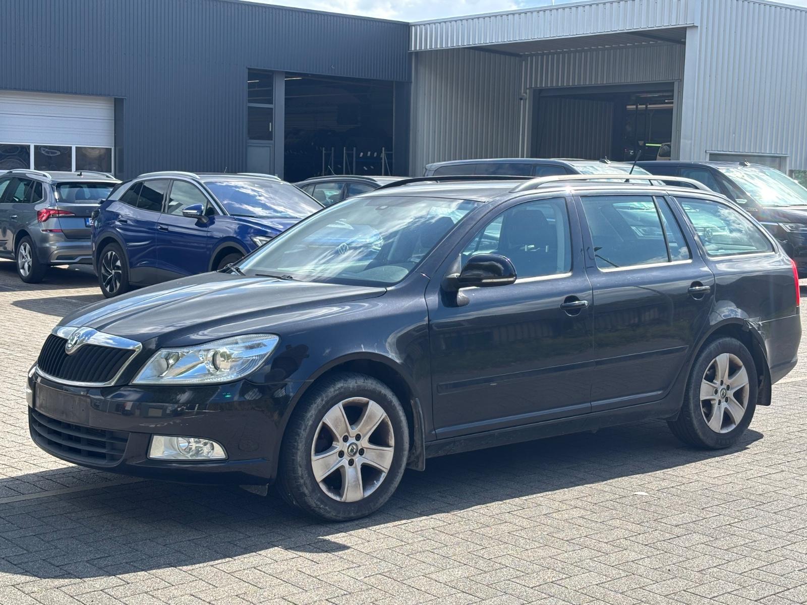 Skoda Octavia 2011 — rear view