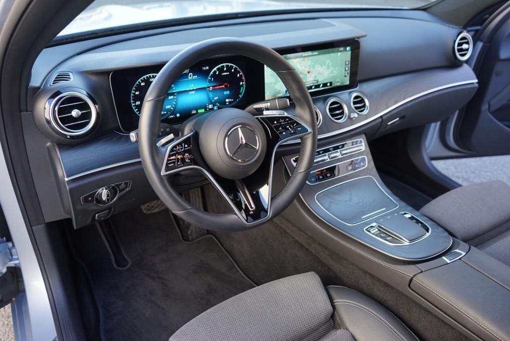 Fahrzeugabbildung Mercedes-Benz E 300 de T-Modell AMGLine + Avantgarde *PanoDach