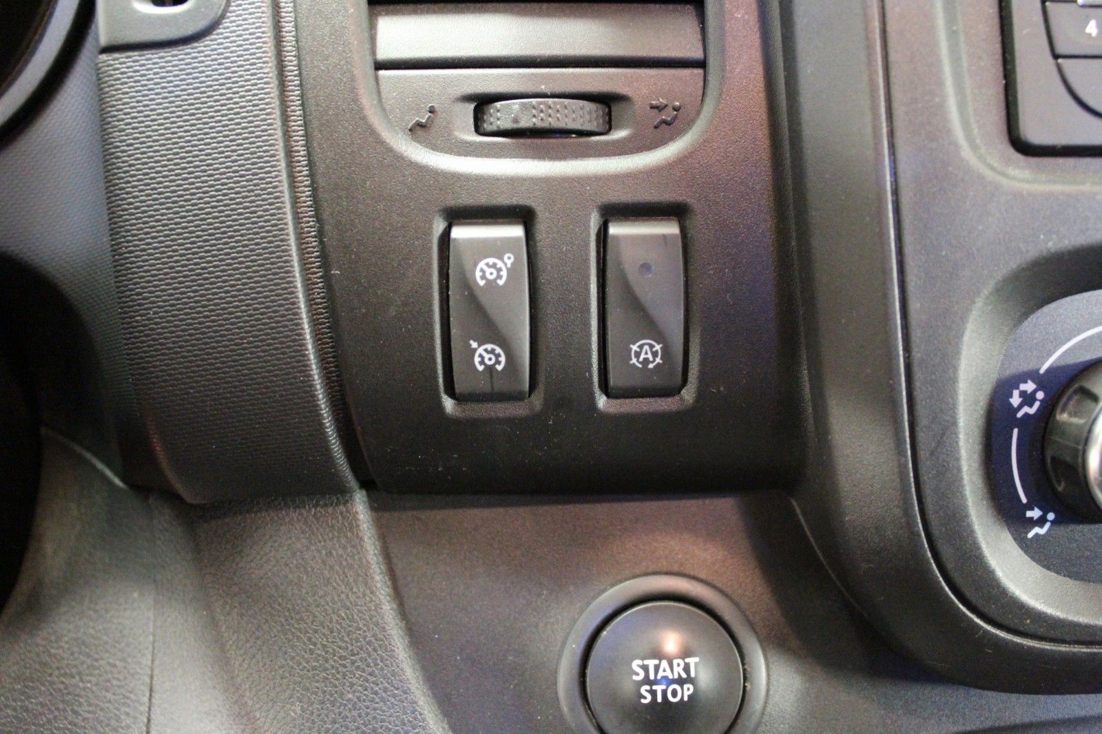 Fahrzeugabbildung Renault Trafic Grand dCi 145 L2H1 LKW 3.0t AHK