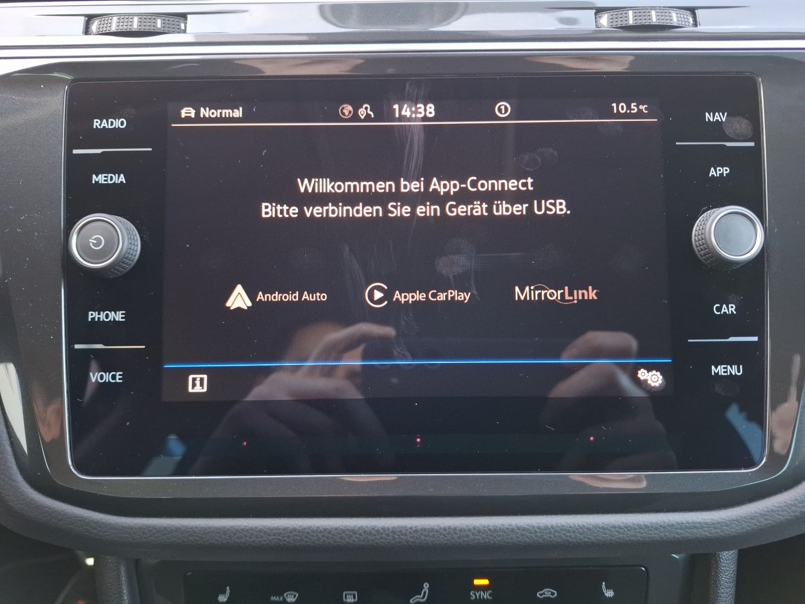 Fahrzeugabbildung Volkswagen Tiguan TSI Active DSG LED Navi ACC RFK SH 18"