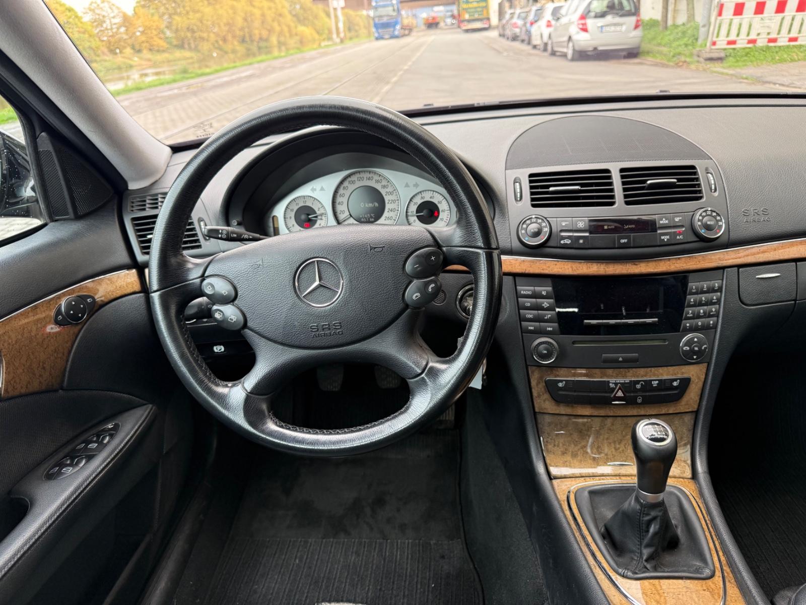 Mercedes-Benz E200 2008 — photo 14