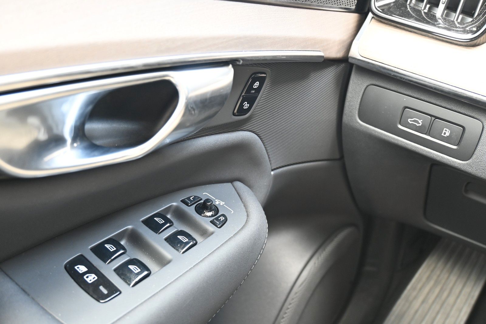 Fahrzeugabbildung Volvo XC90 T8 AWD Plus Dark*PANO*360°*HuD*H&K*ACC