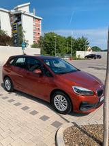 BMW 220 Active Tourer 220i Advantage - mit Benzin-Antrieb: Orange, Van