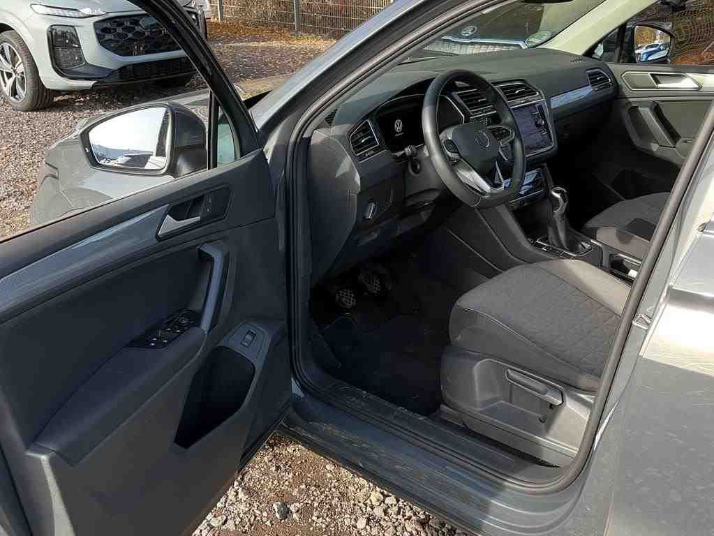 Fahrzeugabbildung Volkswagen Tiguan TSI Life LED Navi AID ACC PDC SH