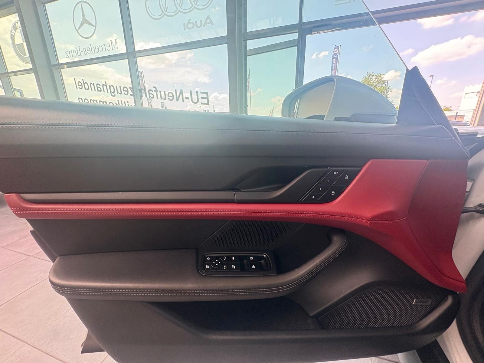 Fahrzeugabbildung Porsche Taycan Basis volleder, panodach,acc,memory ,bose