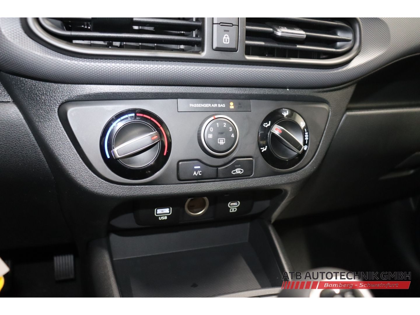 Fahrzeugabbildung Hyundai i10 Trend MY25 1.0 Benzin 63 PS 5-MT 2WD Navi Ap