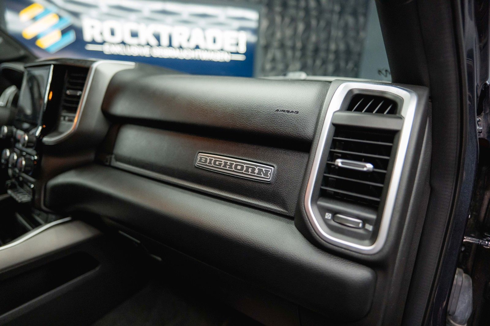 Fahrzeugabbildung Dodge RAM 5.7 V8 HEMI 4x4 OFFROAD Night HarleyDavidson