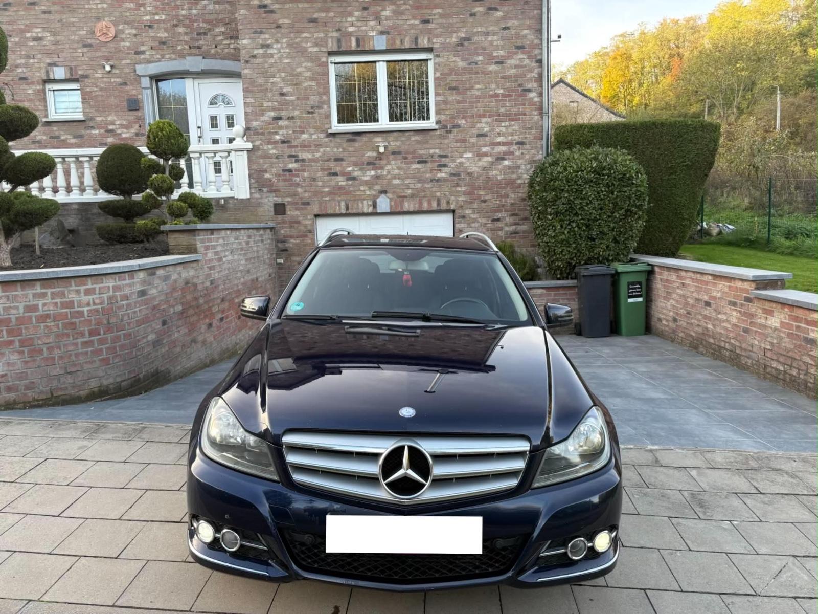 Mercedes-Benz C200 2012 — interior