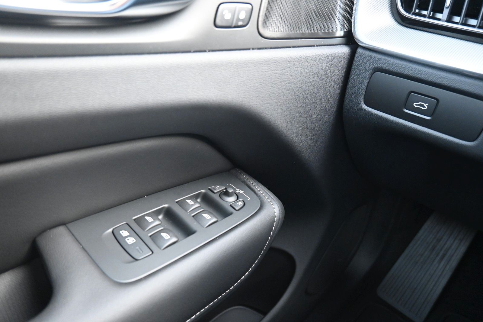 Fahrzeugabbildung Volvo XC60 B5 B Ultra Black Edition*LUFT*360°*Massage*