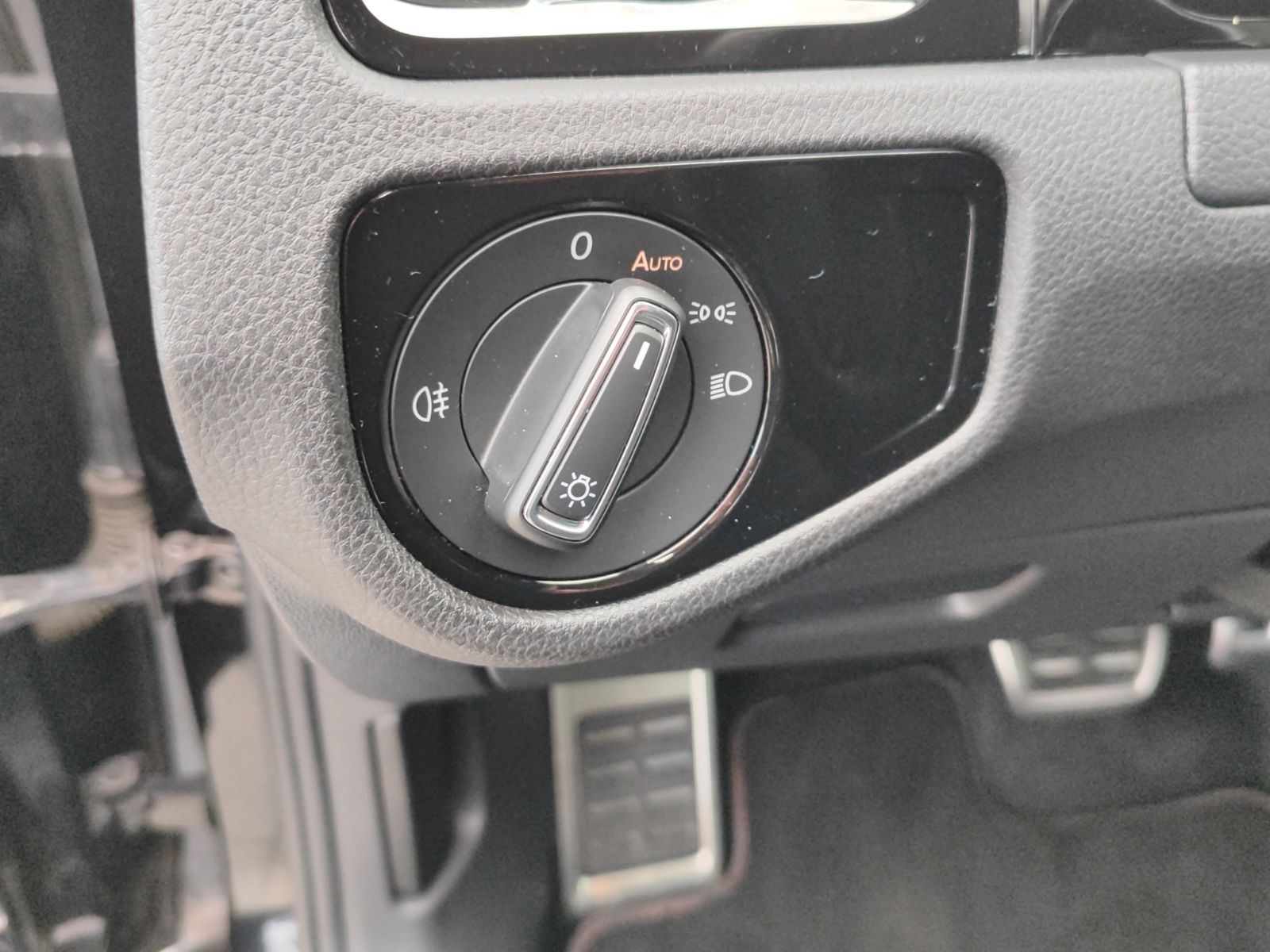 Fahrzeugabbildung Volkswagen Golf VII Lim. Sound *R-Line*BMT*SitzHZ*Sport*LED