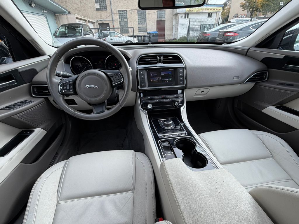 Jaguar XE 20d 180PS Automatik*Leder*Navi*Xenon