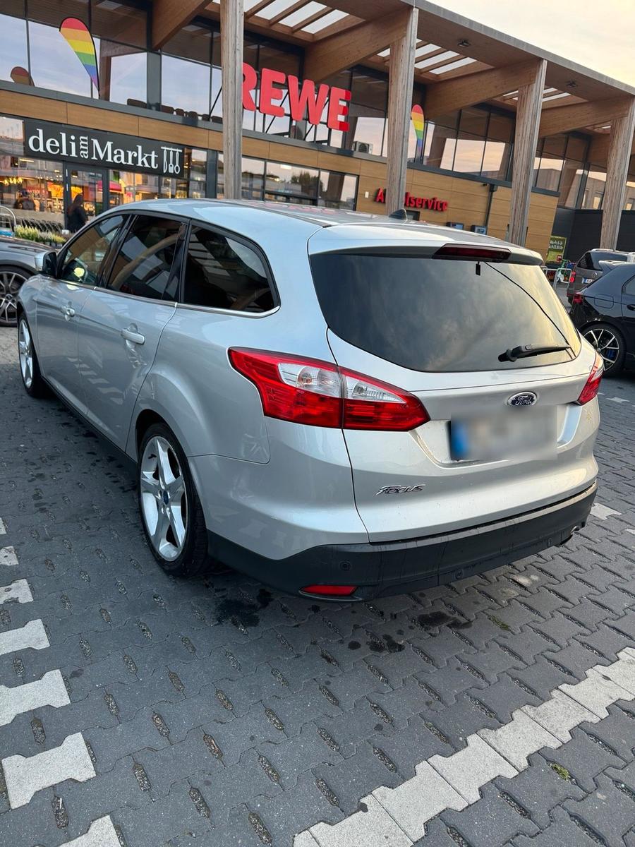 Ford Focus 2011 — салон