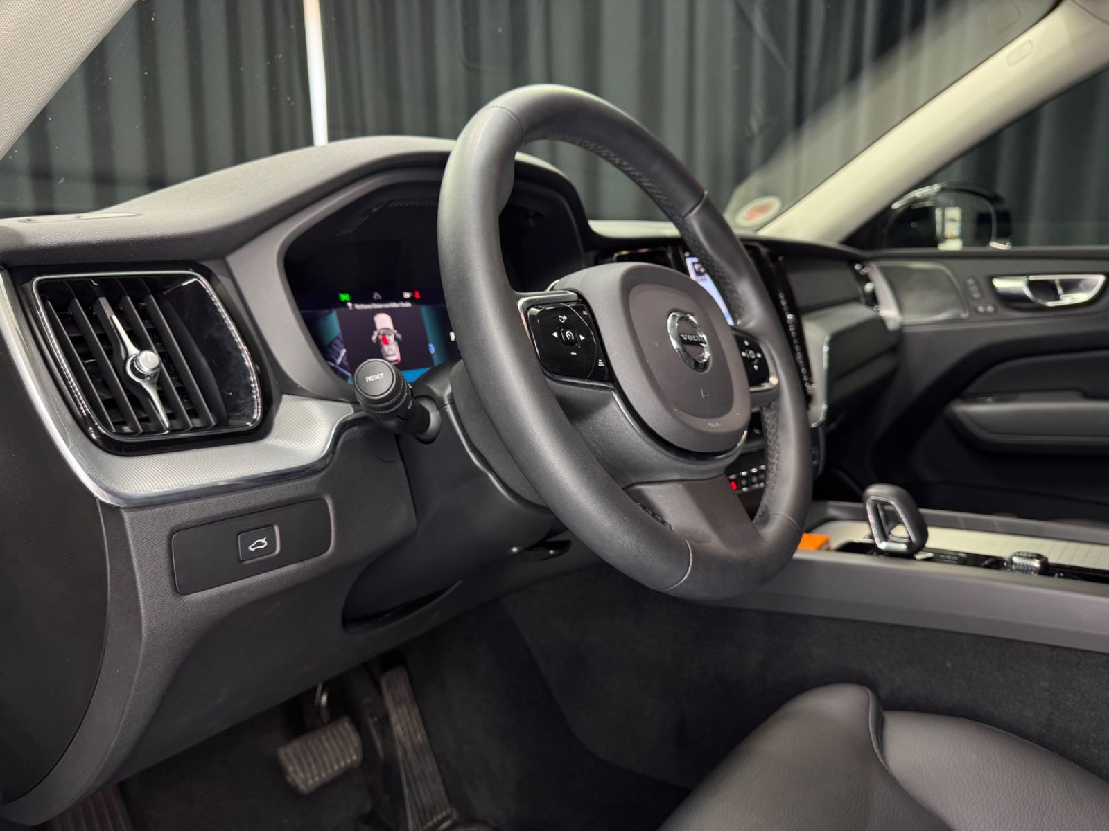 Fahrzeugabbildung Volvo XC 60 Plus Dark AWD |H/K|STDHZ|LED