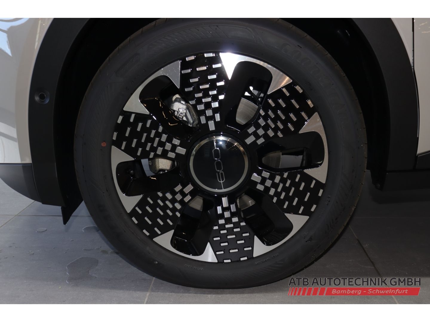 Fahrzeugabbildung Fiat 600e MY25 La Prima 115 kW Navi Massagesitze LED