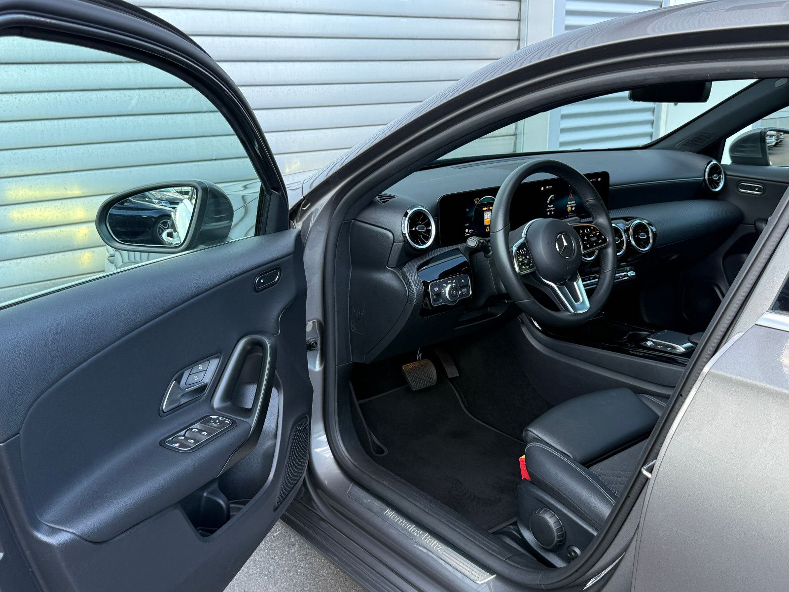 Fahrzeugabbildung Mercedes-Benz A 180d Advanced Aut LED SHZ Navi Kamera T-Leder