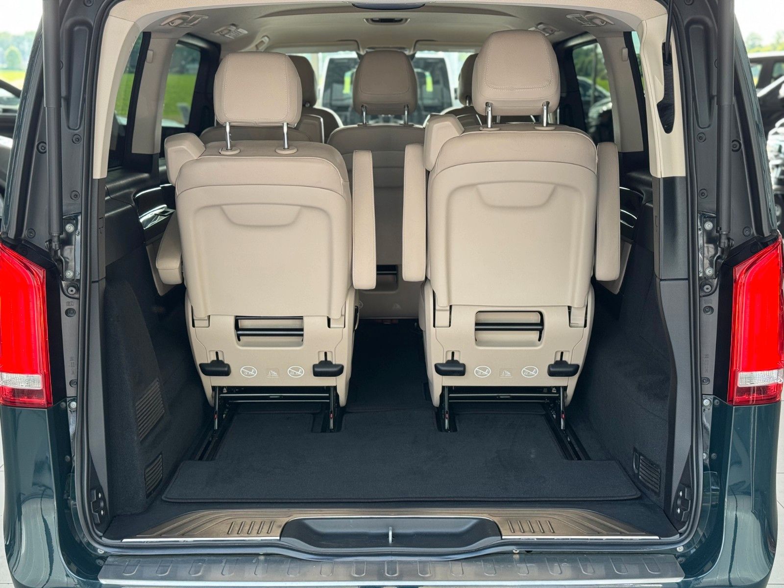 Fahrzeugabbildung Mercedes-Benz V-Klasse V 250d AVANTGARDE EDITION lang "AHK"