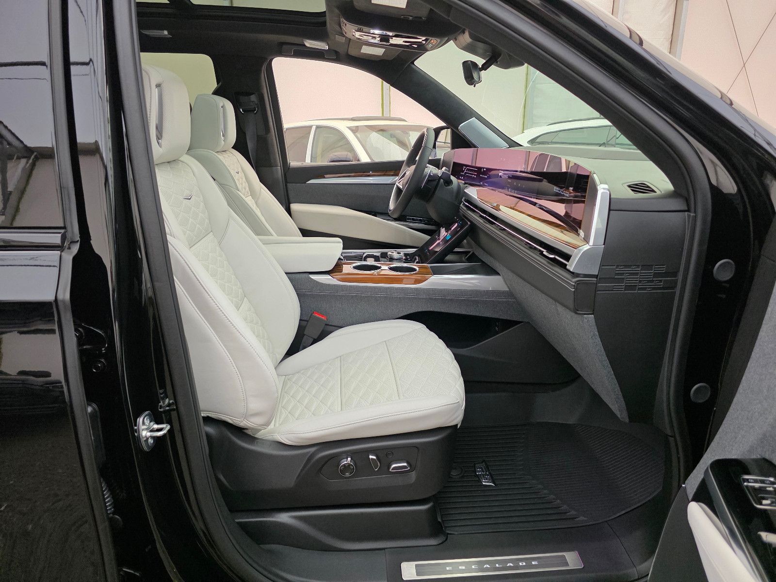 Fahrzeugabbildung Cadillac Escalade Sport Platinum T1: 129.000 EUR, Stock !