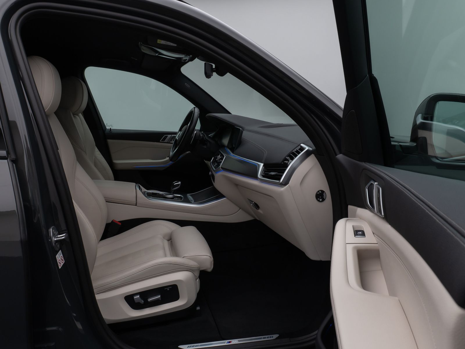 Fahrzeugabbildung BMW X5 xD30d M Sport Kamera HUD DAB HiFi Komfort 20"