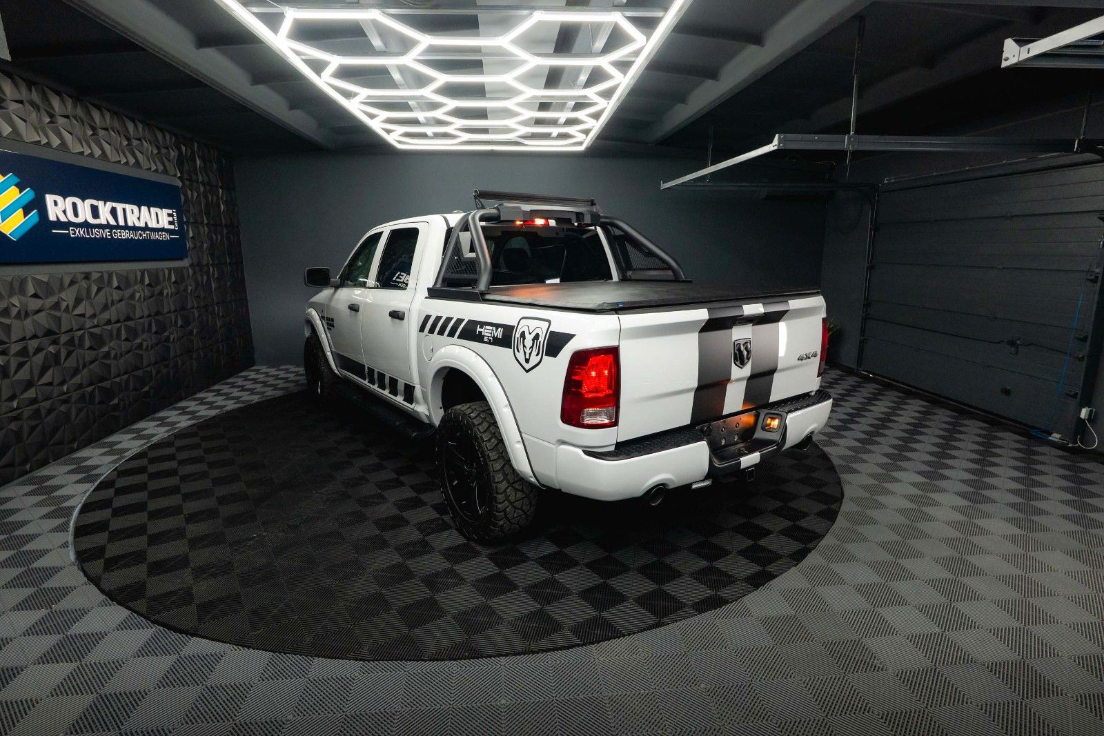 Fahrzeugabbildung Dodge RAM 5.7 V8 HEMI 4x4 OFFROAD Night-Paket *LED*19%