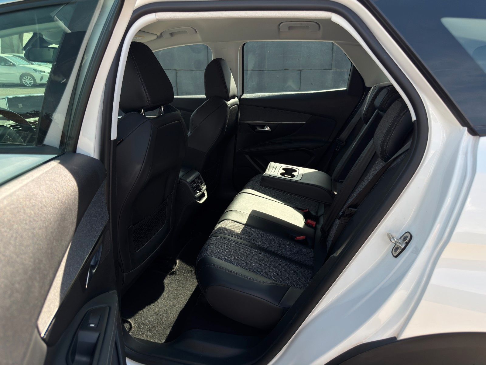 Fahrzeugabbildung Peugeot 3008 PureTech 180 Allure Tempomat PDC CarPlay