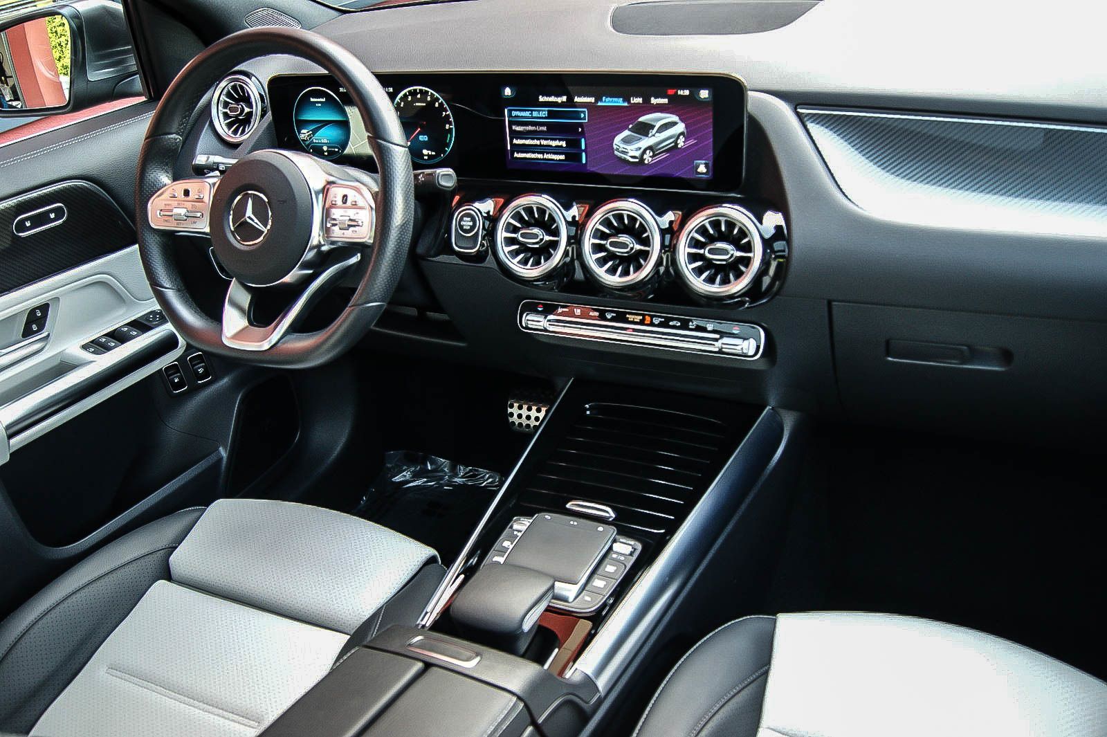 Fahrzeugabbildung Mercedes-Benz GLA 250 e AMG MBUX PANORAMA LEDER ANHZV