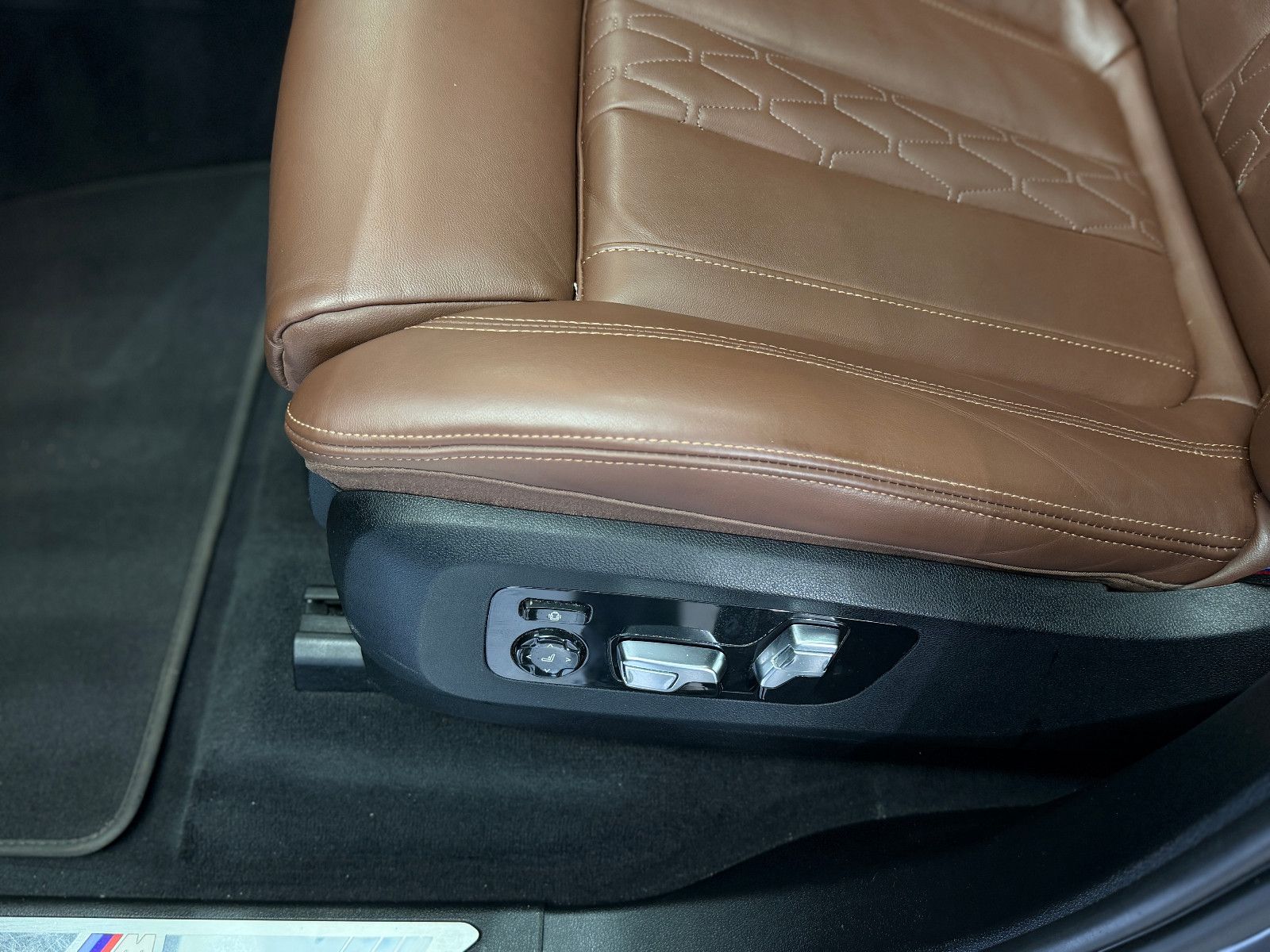 Fahrzeugabbildung BMW X7 xDrive 40 d M Sport PRO|SKY-LOUNGE|7-SITZE|