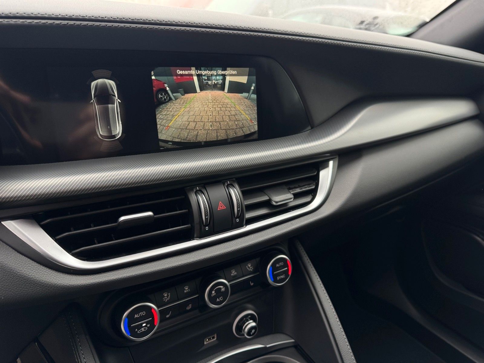 Fahrzeugabbildung Alfa Romeo Stelvio VELOCE 280 PS AT8 - Q4 AHK PANORAMA
