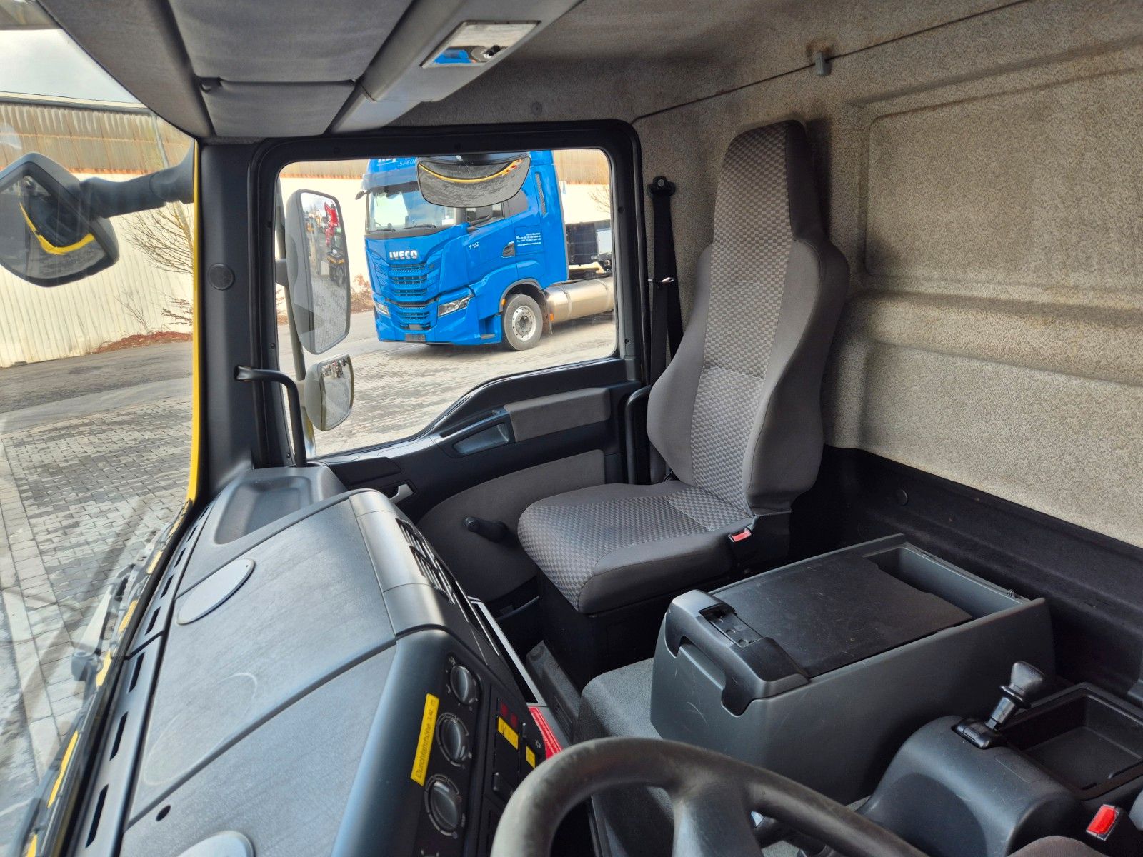 Fahrzeugabbildung MAN TGL 8.150 4x2 Bison Palfinger TKA 30