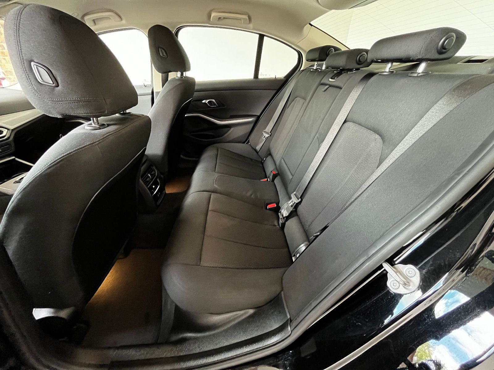 BMW 318i Limo Navi Shz 18"-M LED ShadowLine foto 14